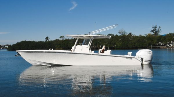 Jupiter 32 Center Console