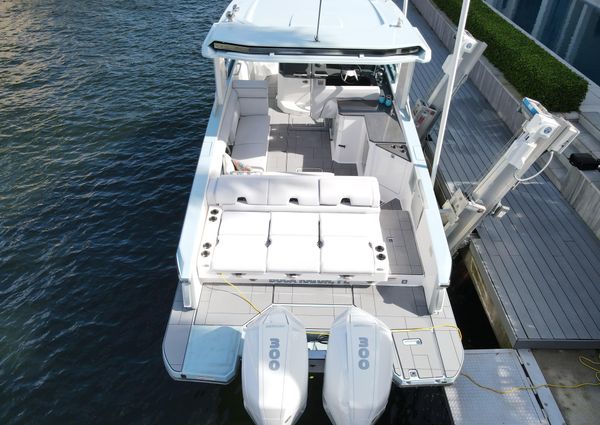 Aviara 32AV Outboard image