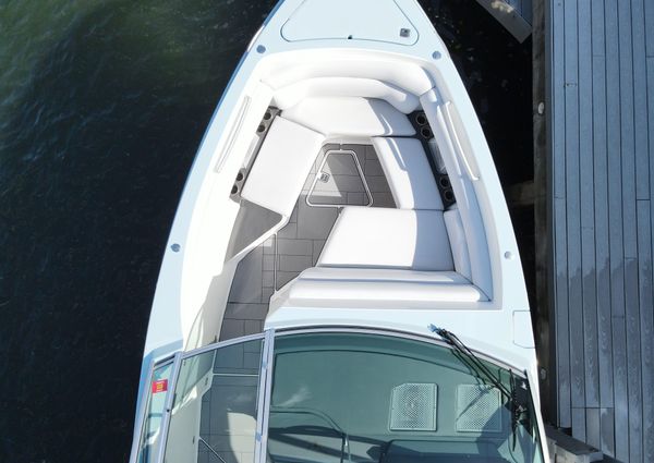 Aviara 32AV Outboard image