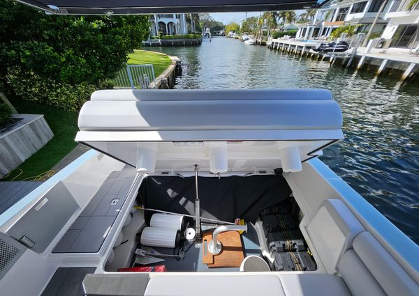 Aviara 32AV Outboard image