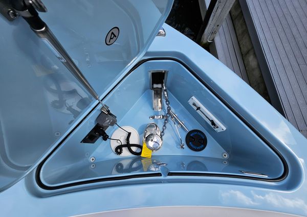 Aviara 32AV Outboard image