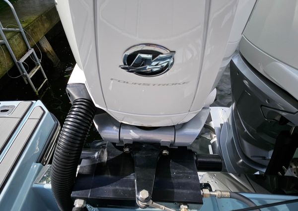 Aviara 32AV Outboard image