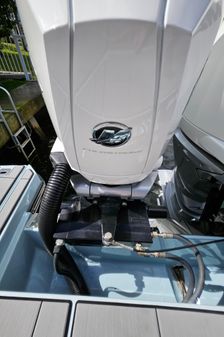 Aviara 32AV Outboard image