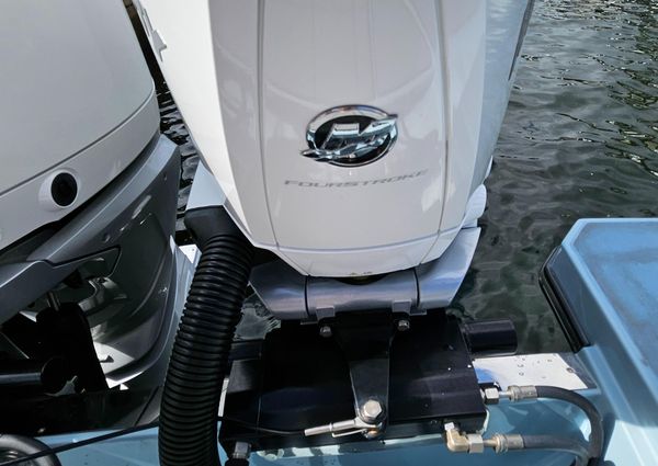 Aviara 32AV Outboard image