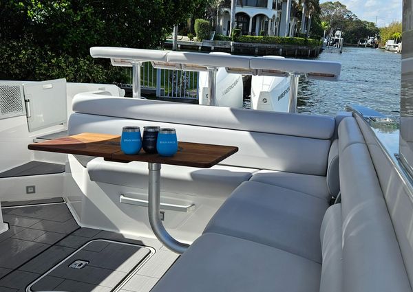 Aviara 32AV Outboard image