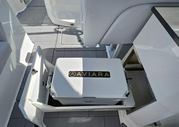 Aviara 32AV Outboard image