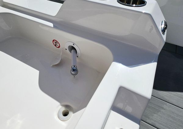 Aviara 32AV Outboard image