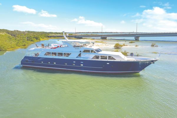 Broward Raised Pilothouse - main image