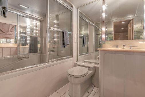 Broward Raised Pilothouse image