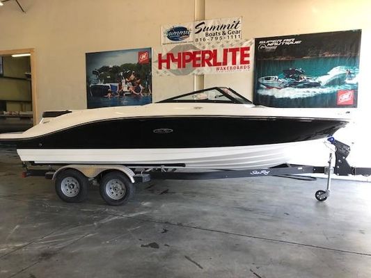 Sea Ray 210 SPX - main image