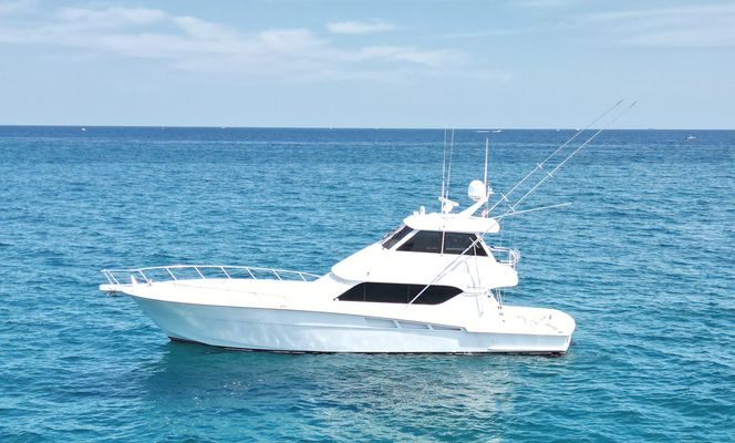 Hatteras 60 Enclosed - main image