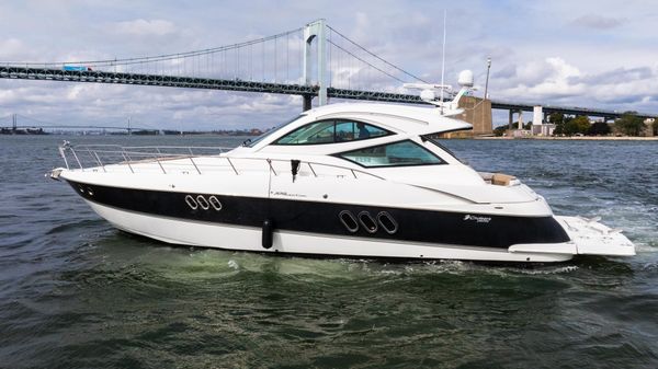 Cruisers Yachts 520 Sports Coupe image