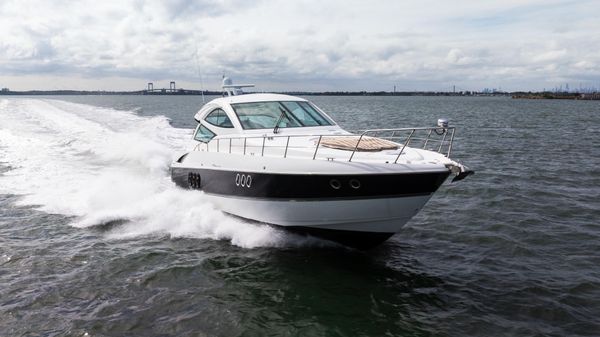 Cruisers Yachts 520 Sports Coupe 