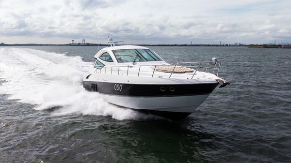 Cruisers Yachts 520 Sports Coupe image