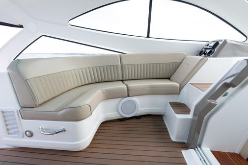 Cruisers Yachts 520 Sports Coupe image