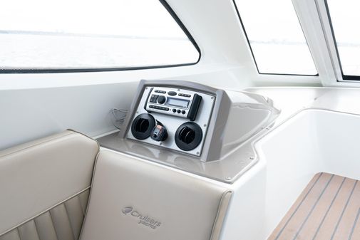 Cruisers Yachts 520 Sports Coupe image