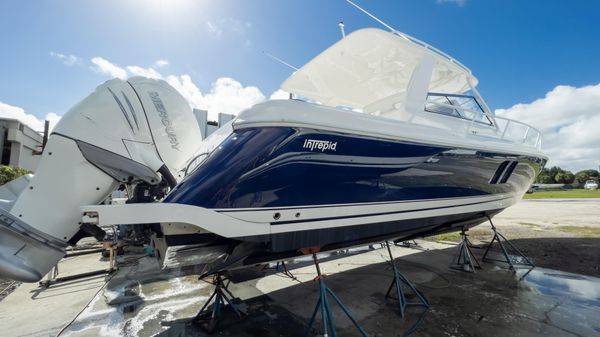 Intrepid 475 Sport Yacht