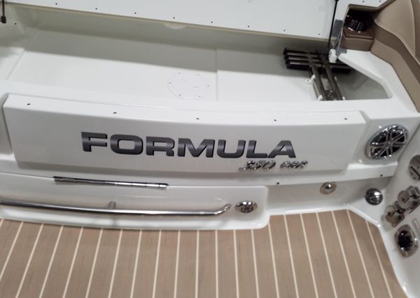 Formula 350-CROSSOVER-BOWRIDER image