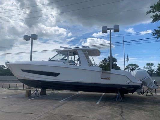 Boston Whaler 420 Outrage - main image