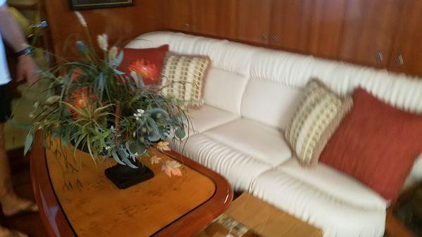 Sea Ray 680 Sun Sport image