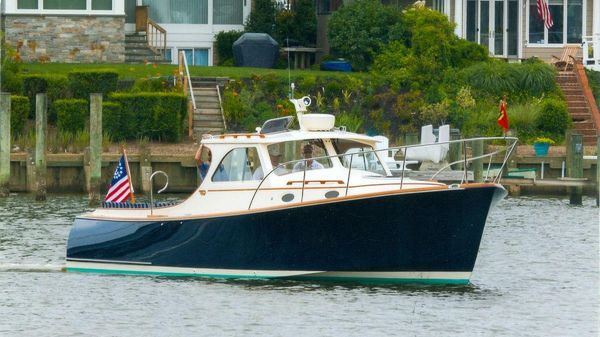 Hinckley Picnic Boat Classic 