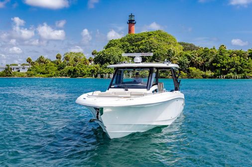 Boston Whaler 350 Realm image