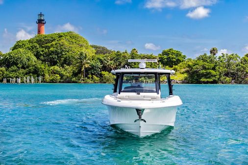 Boston Whaler 350 Realm image