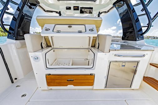 Boston Whaler 350 Realm image