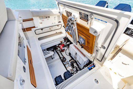 Boston Whaler 350 Realm image