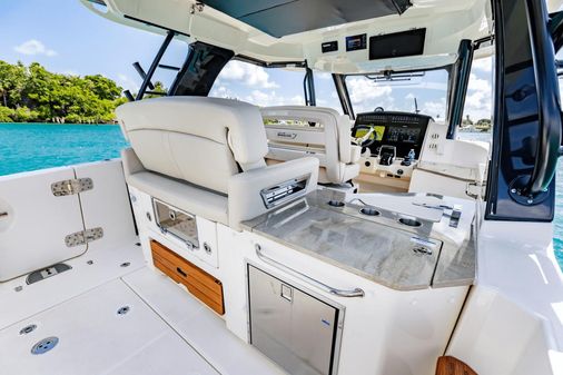 Boston Whaler 350 Realm image