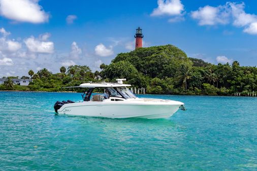 Boston Whaler 350 Realm image