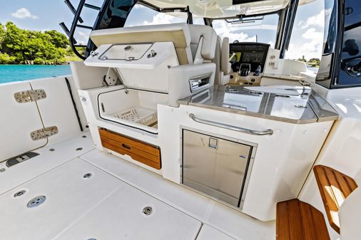 Boston Whaler 350 Realm image