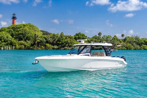 Boston Whaler 350 Realm image