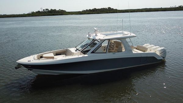 Boston Whaler 380 Realm 