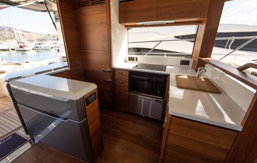 Princess Yachts V60 image