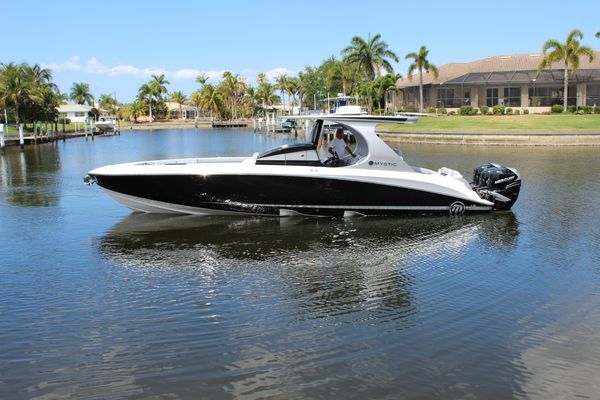 Mystic-powerboats M3800 - main image