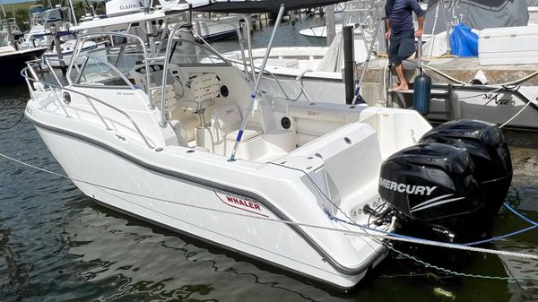 Boston Whaler 255 Conquest