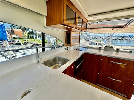 Riviera 5400 Sport Yacht image