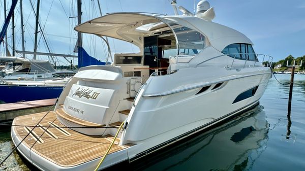 Riviera 5400 Sport Yacht 