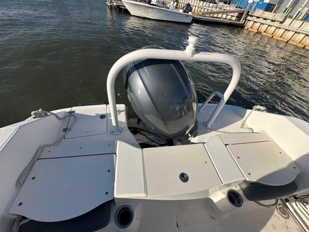 Robalo R200-CENTER-CONSOLE image