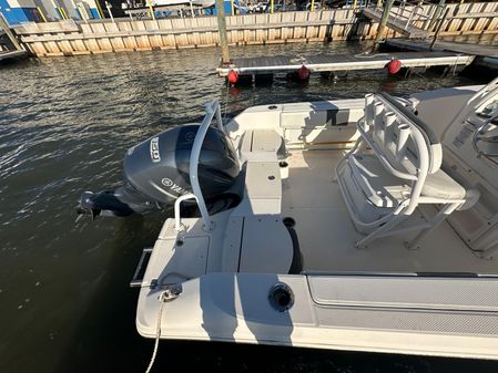 Robalo R200-CENTER-CONSOLE image