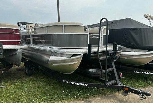 Sun Tracker Party Barge 16 DLX