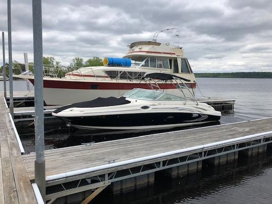 Sea Ray 270 Sundeck - main image