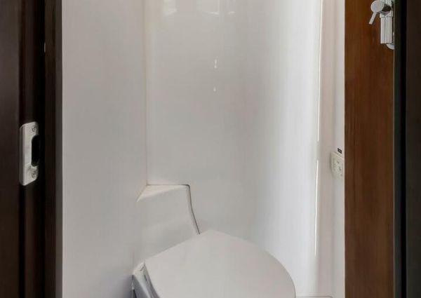 Jupiter 43 Center Console image