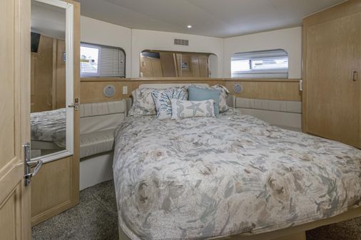 Carver 405 Aft Cabin image