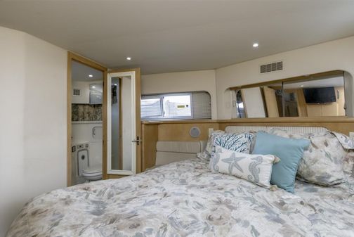 Carver 405 Aft Cabin image