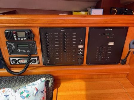 Hunter 33 image