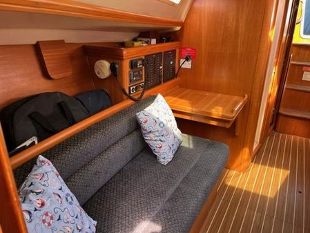Hunter 33 image