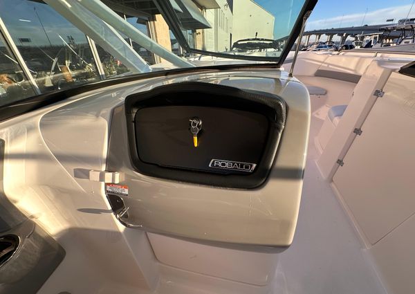 Robalo R317-DUAL-CONSOLE image