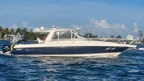 Intrepid 390 Sport Yacht 